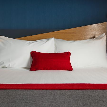 Holiday Inn Express Newport By Ihg Экстерьер фото
