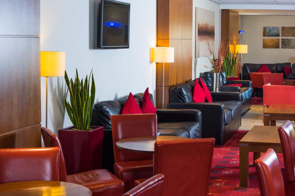Holiday Inn Express Newport By Ihg Экстерьер фото