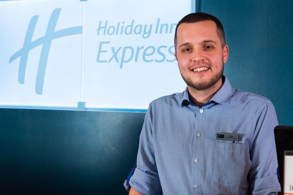 Holiday Inn Express Newport By Ihg Экстерьер фото