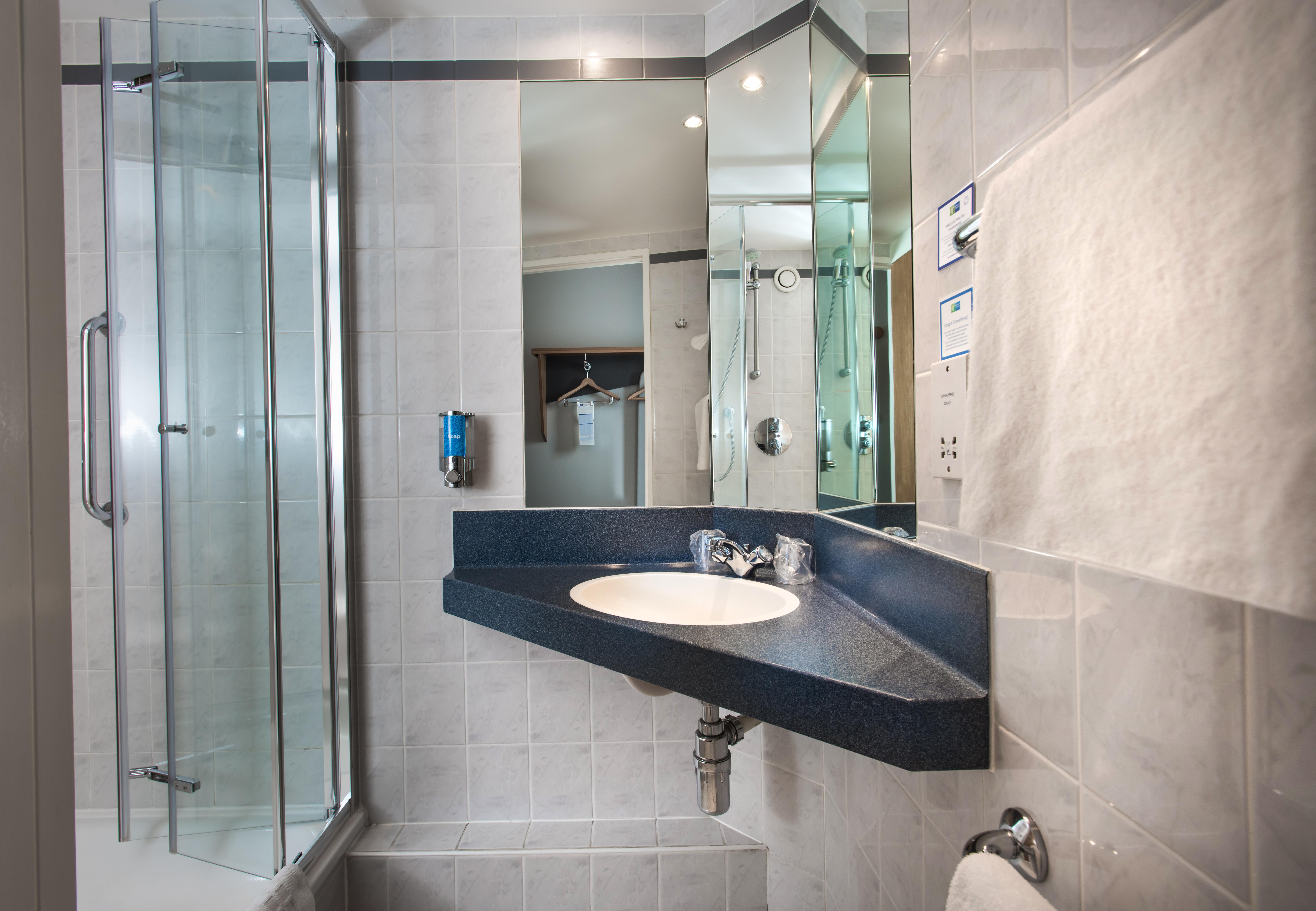 Holiday Inn Express Newport By Ihg Экстерьер фото