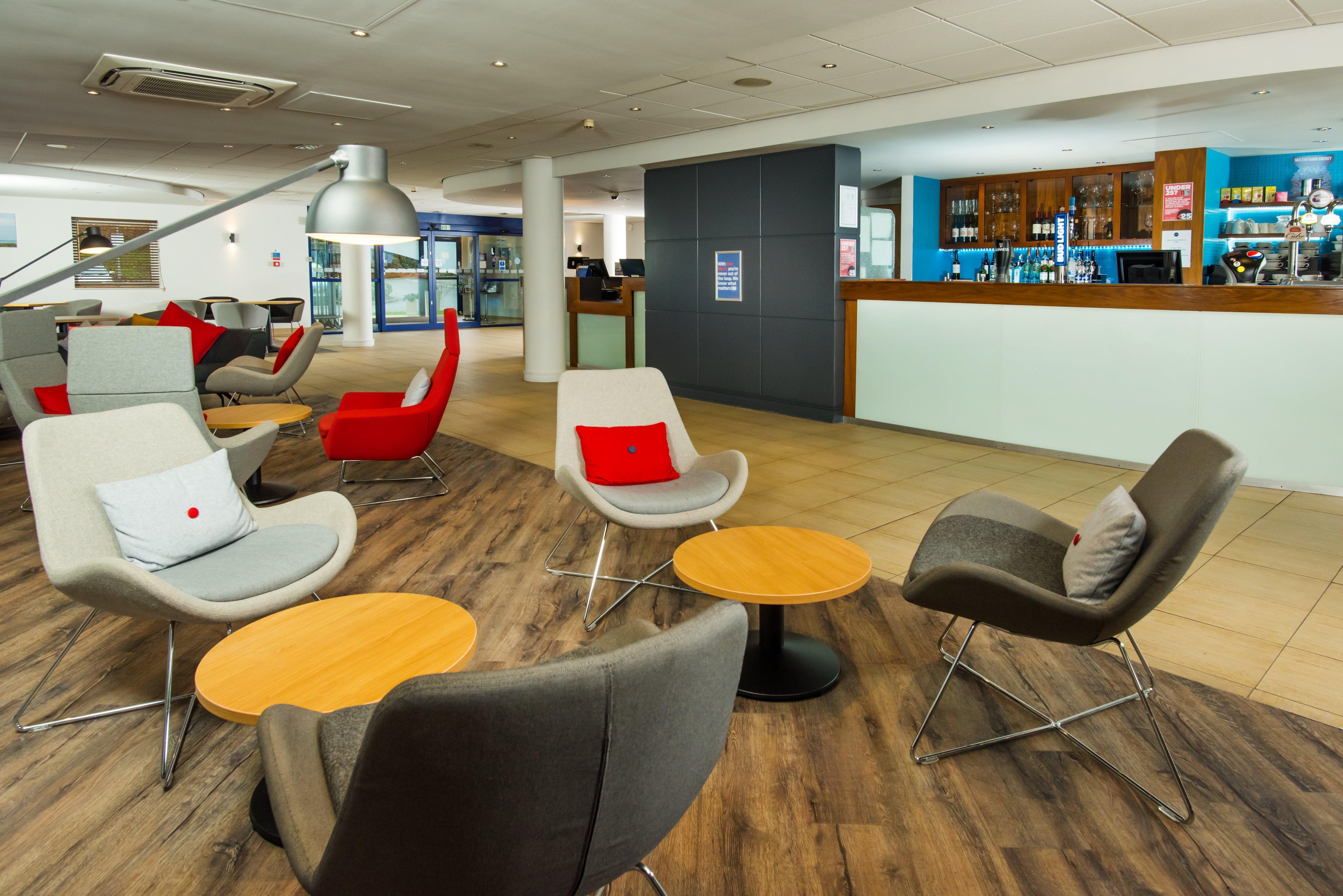 Holiday Inn Express Newport By Ihg Экстерьер фото