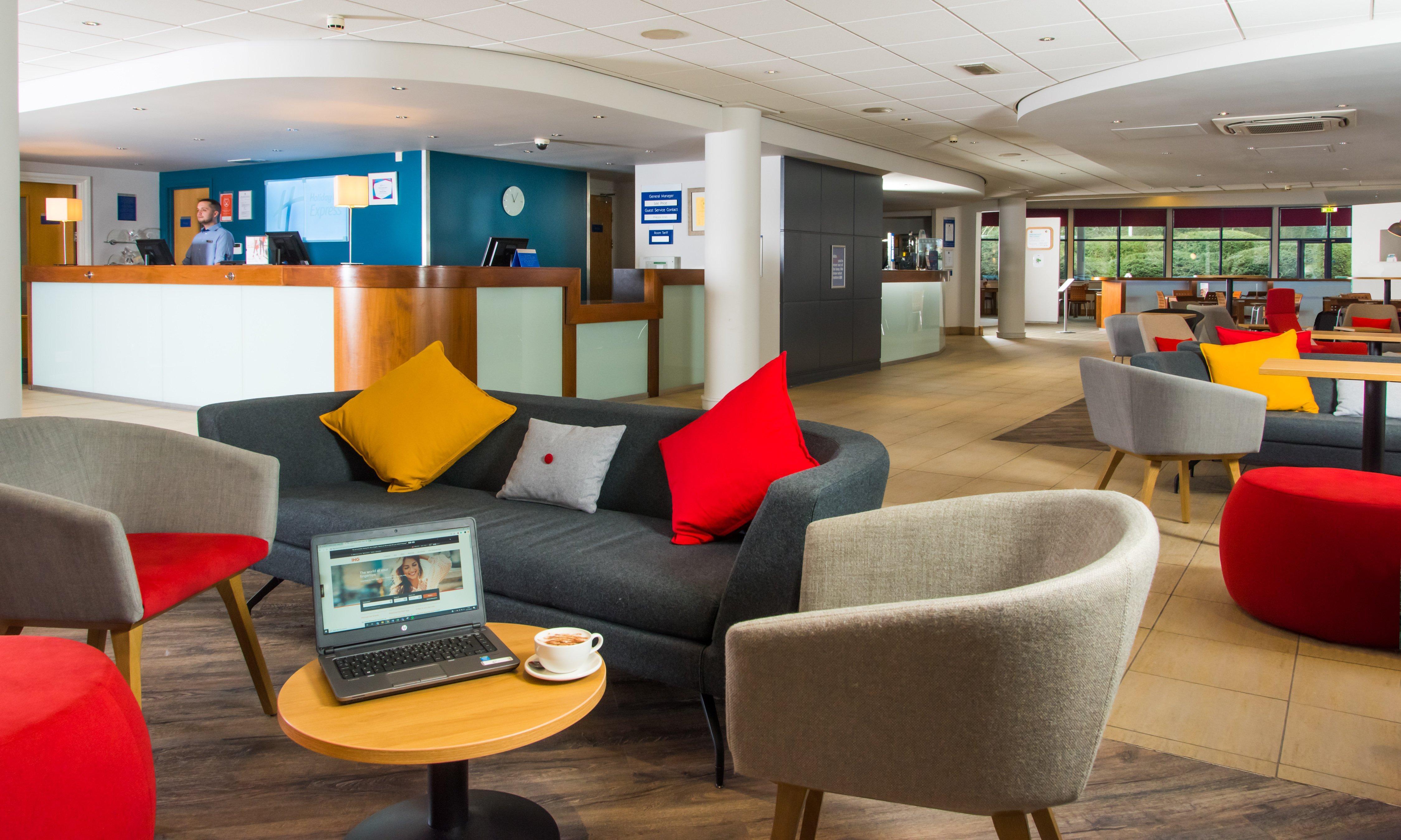 Holiday Inn Express Newport By Ihg Экстерьер фото