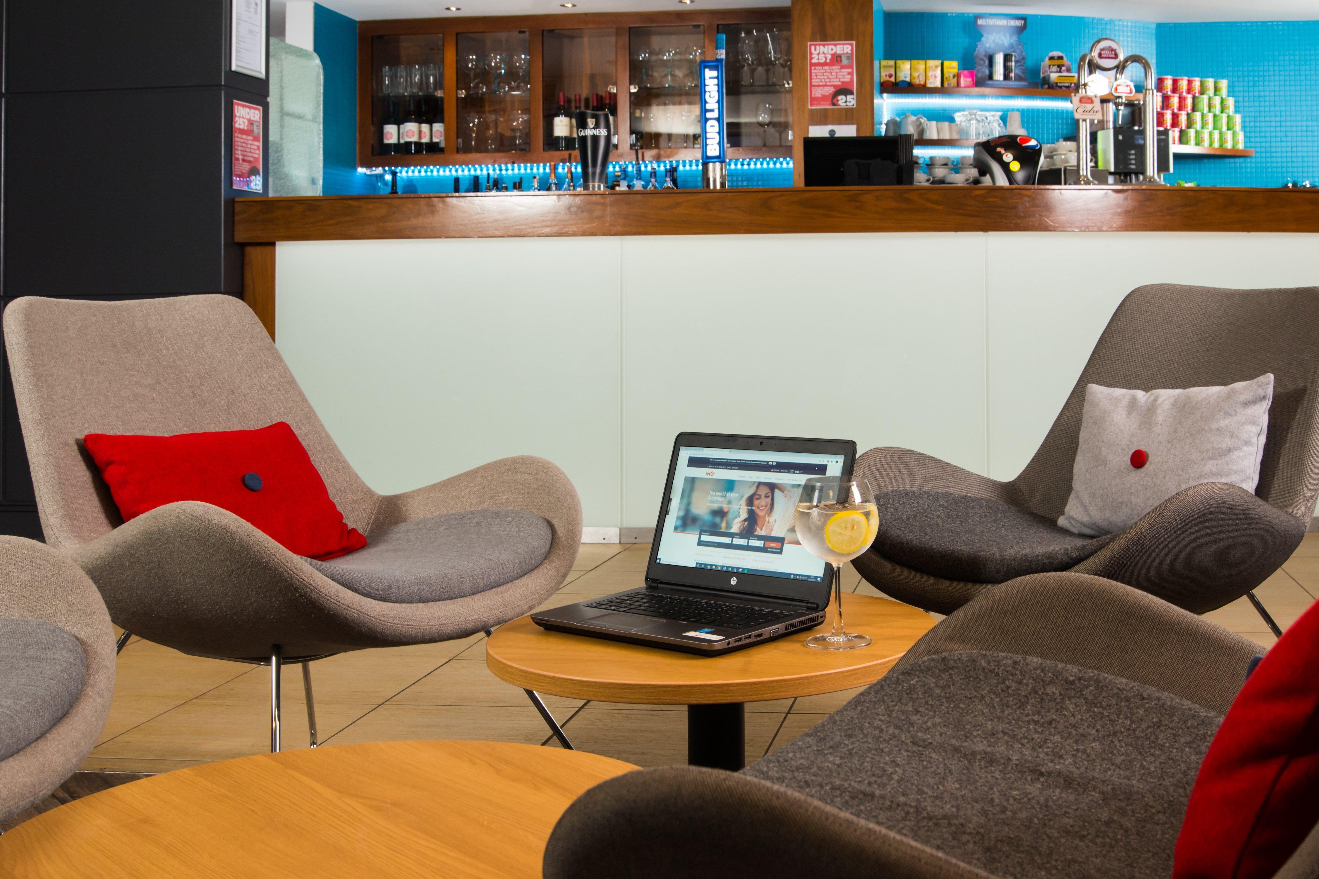 Holiday Inn Express Newport By Ihg Экстерьер фото