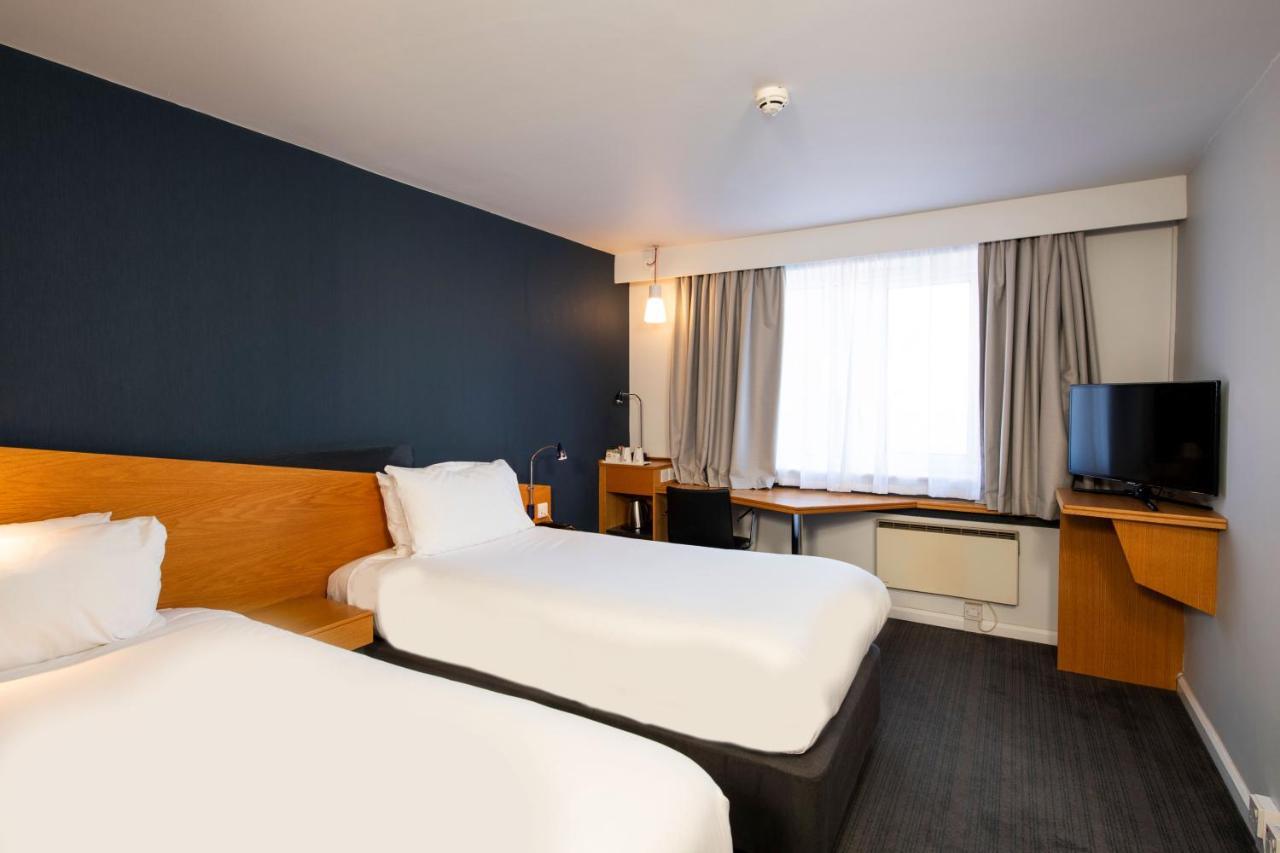 Holiday Inn Express Newport By Ihg Экстерьер фото
