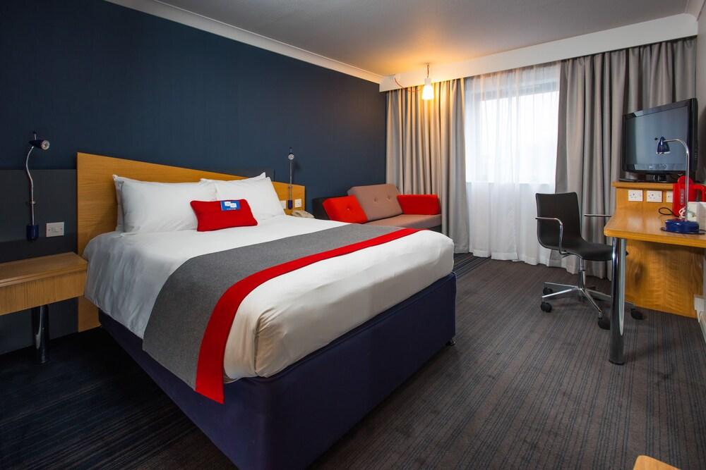 Holiday Inn Express Newport By Ihg Экстерьер фото