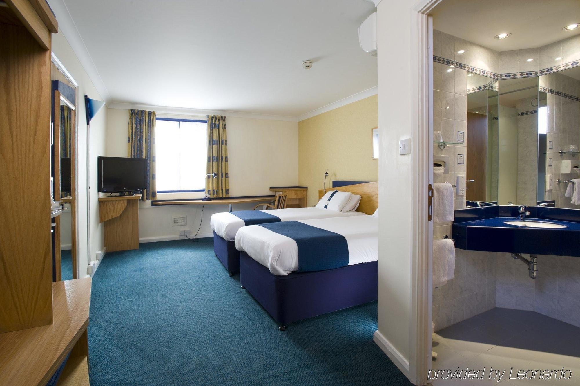 Holiday Inn Express Newport By Ihg Экстерьер фото