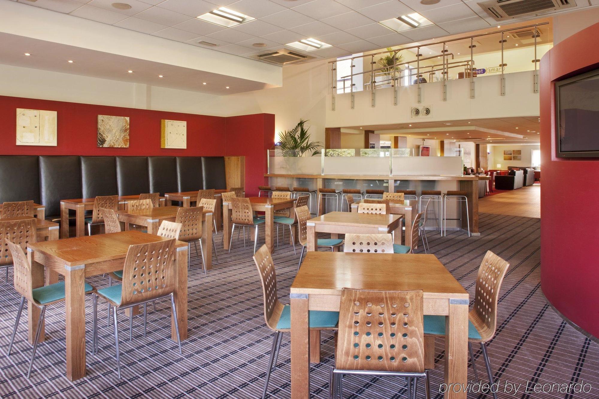 Holiday Inn Express Newport By Ihg Экстерьер фото