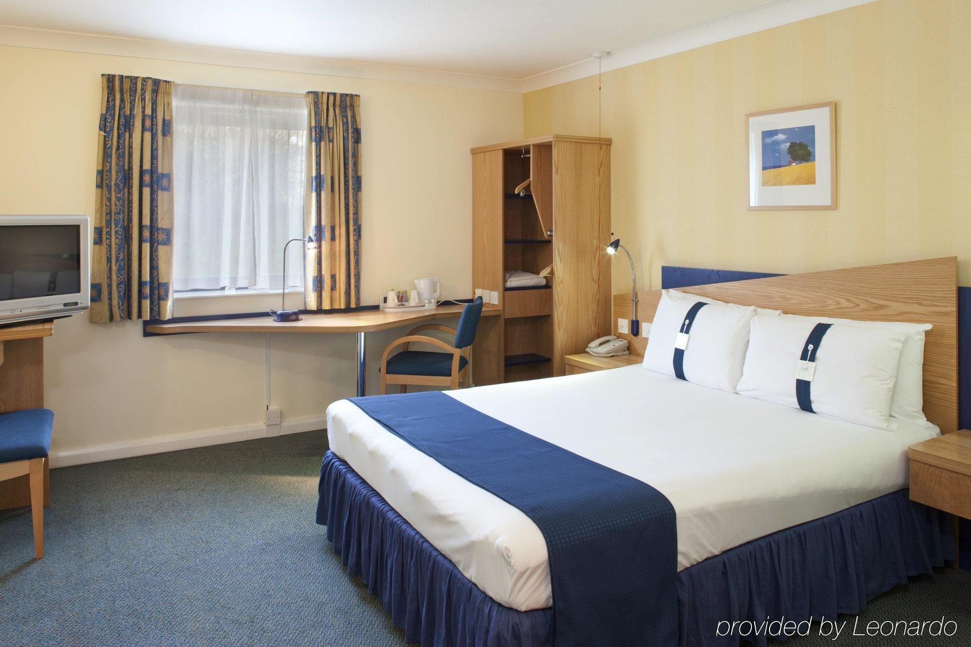 Holiday Inn Express Newport By Ihg Экстерьер фото