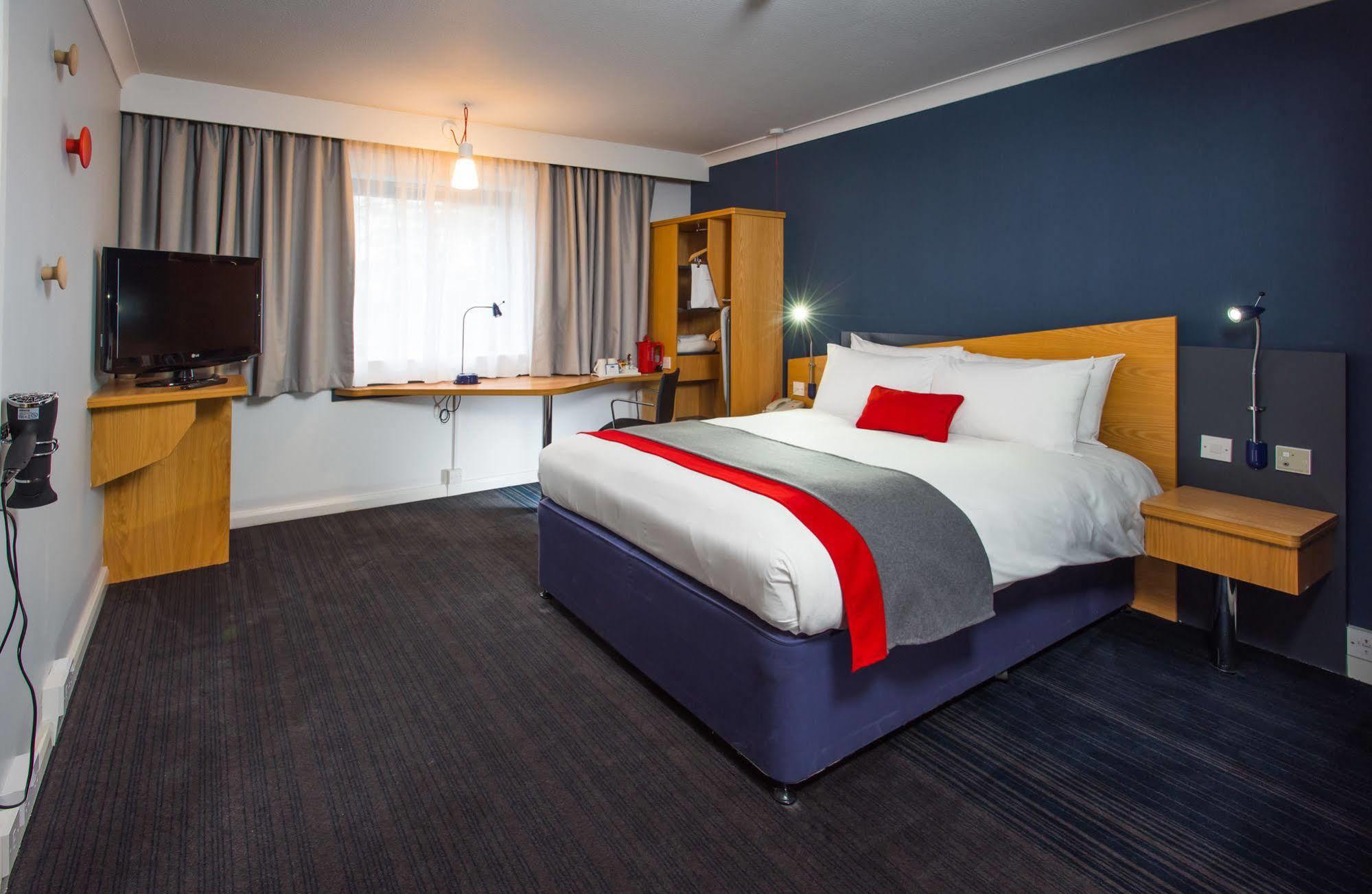 Holiday Inn Express Newport By Ihg Экстерьер фото