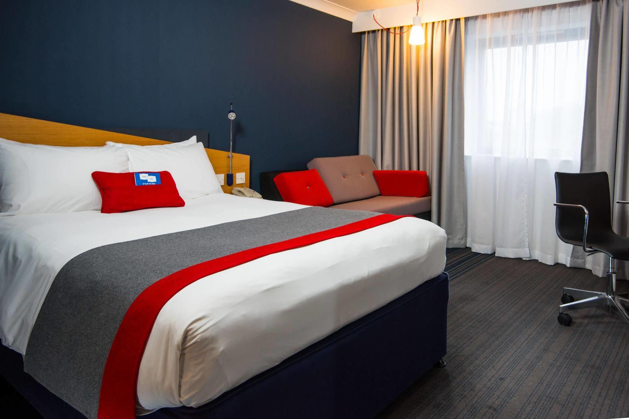 Holiday Inn Express Newport By Ihg Экстерьер фото