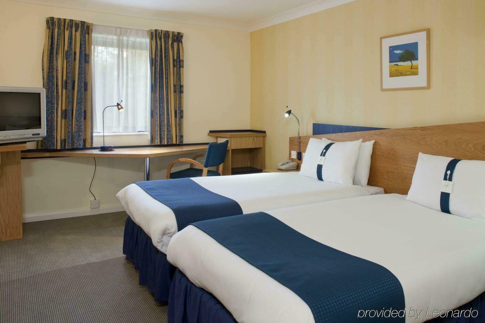 Holiday Inn Express Newport By Ihg Экстерьер фото