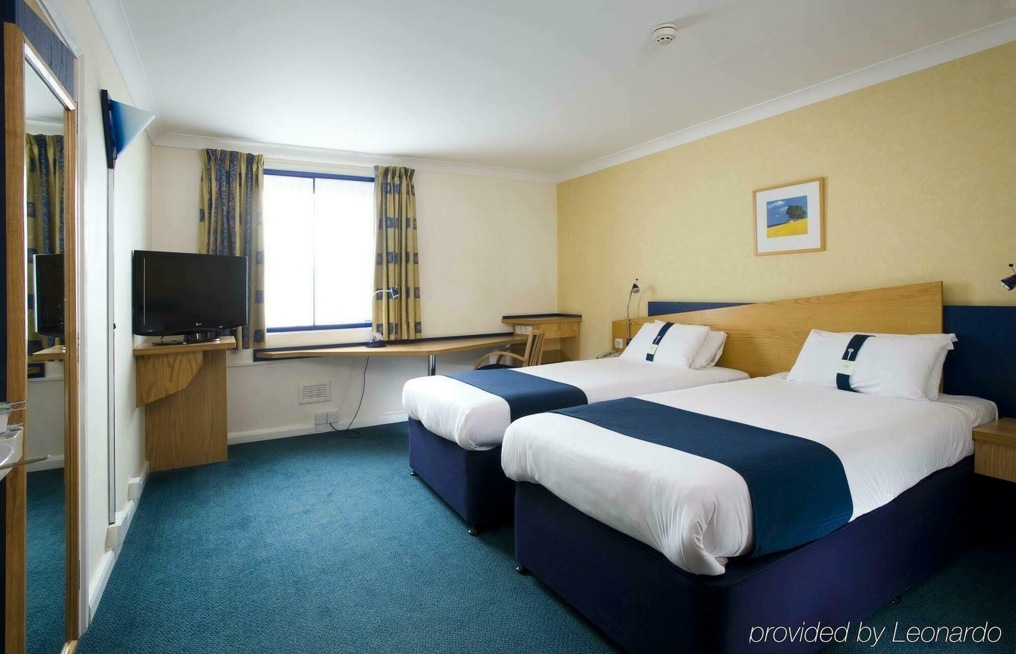 Holiday Inn Express Newport By Ihg Экстерьер фото
