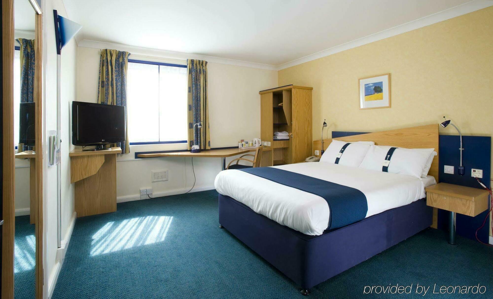Holiday Inn Express Newport By Ihg Экстерьер фото